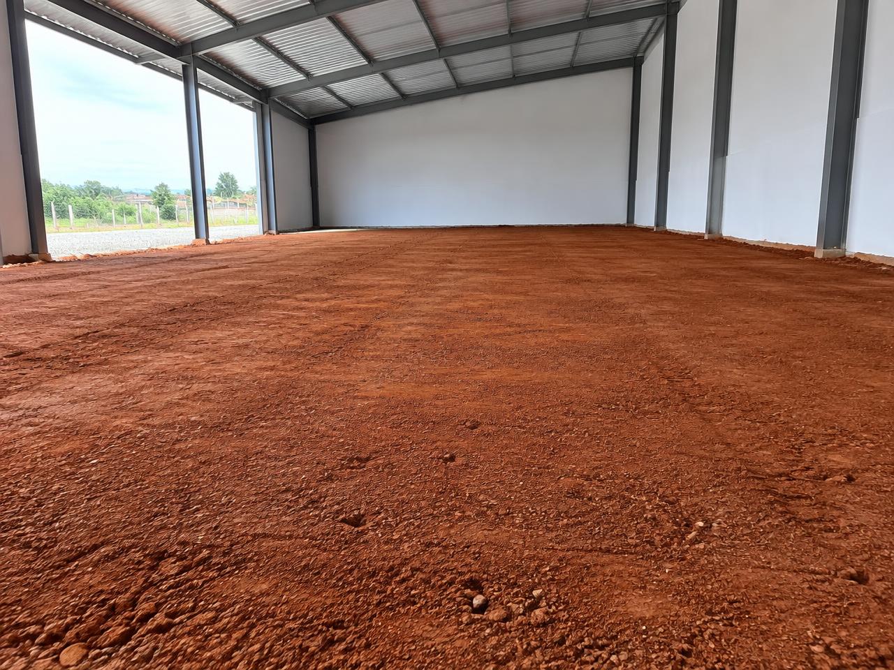 Piso de terra nivelado antes da concretagem